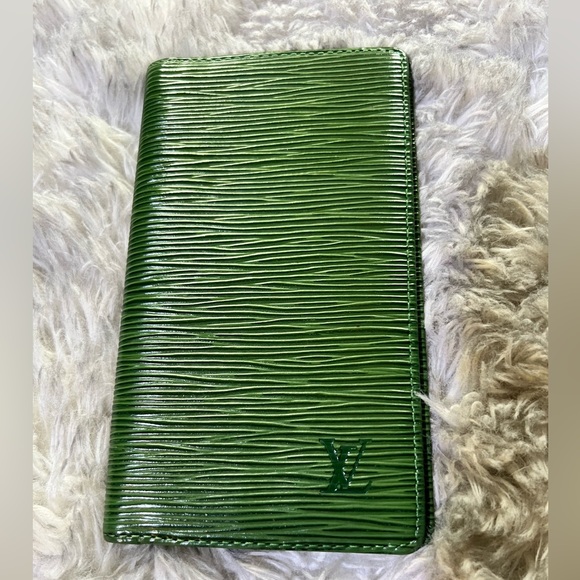 LOUIS VUITTON LV authentic GREEN EPI cardholder wallet PASSPORT HOLDER LIKE NEW - Picture 2 of 11